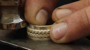 Von der Werkstatt ans Handgelenk: Die Kunst von handgefertigtem Schmuck