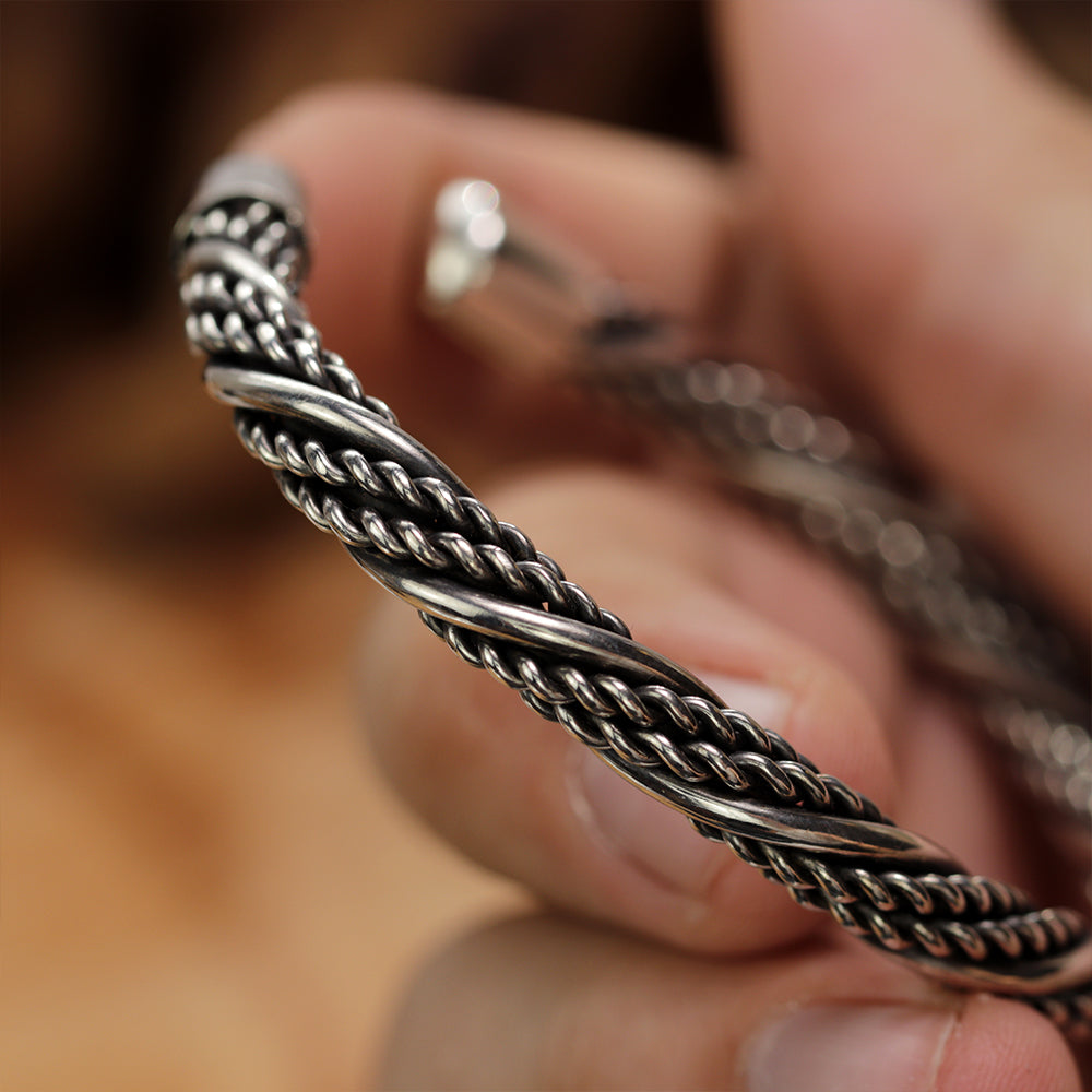 Close up of thr Sterlingsilver Bracelet Mnolnir showing its uniqe pattern under a Makro