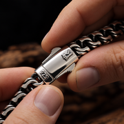 Detail der massiven Crescent Halskette aus poliertem Sterlingsilber
