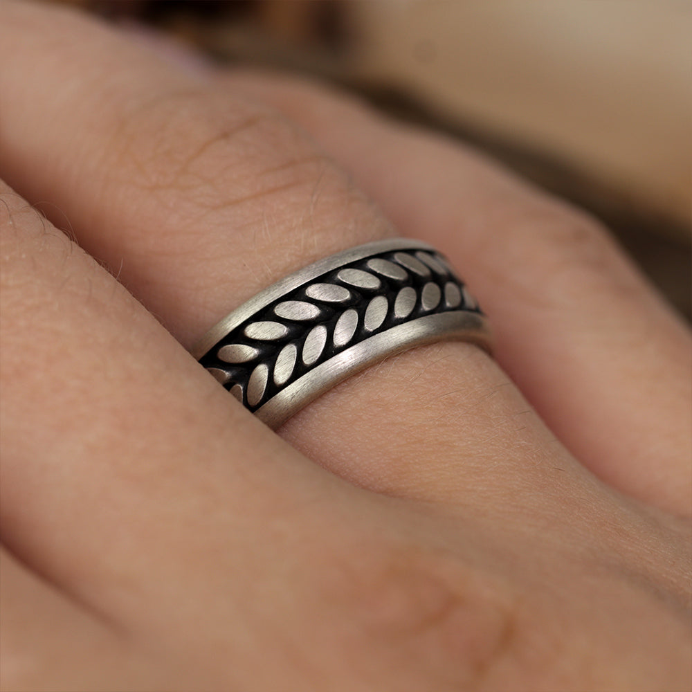 Detailed look at bloom pattern on 925 silver ring for men and women.