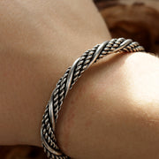 Darkened argento sterling 925 Viking Bracciale worn on a Wrist