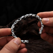 Solaris Armreif aus 925 Sterling Silber mit reflektierenden, verdrehten Flächen