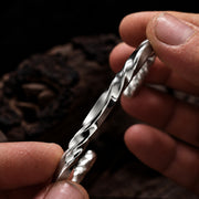 Detail des Solaris Armreifs aus 925 Sterling Silber mit charakteristischer Verdrehung