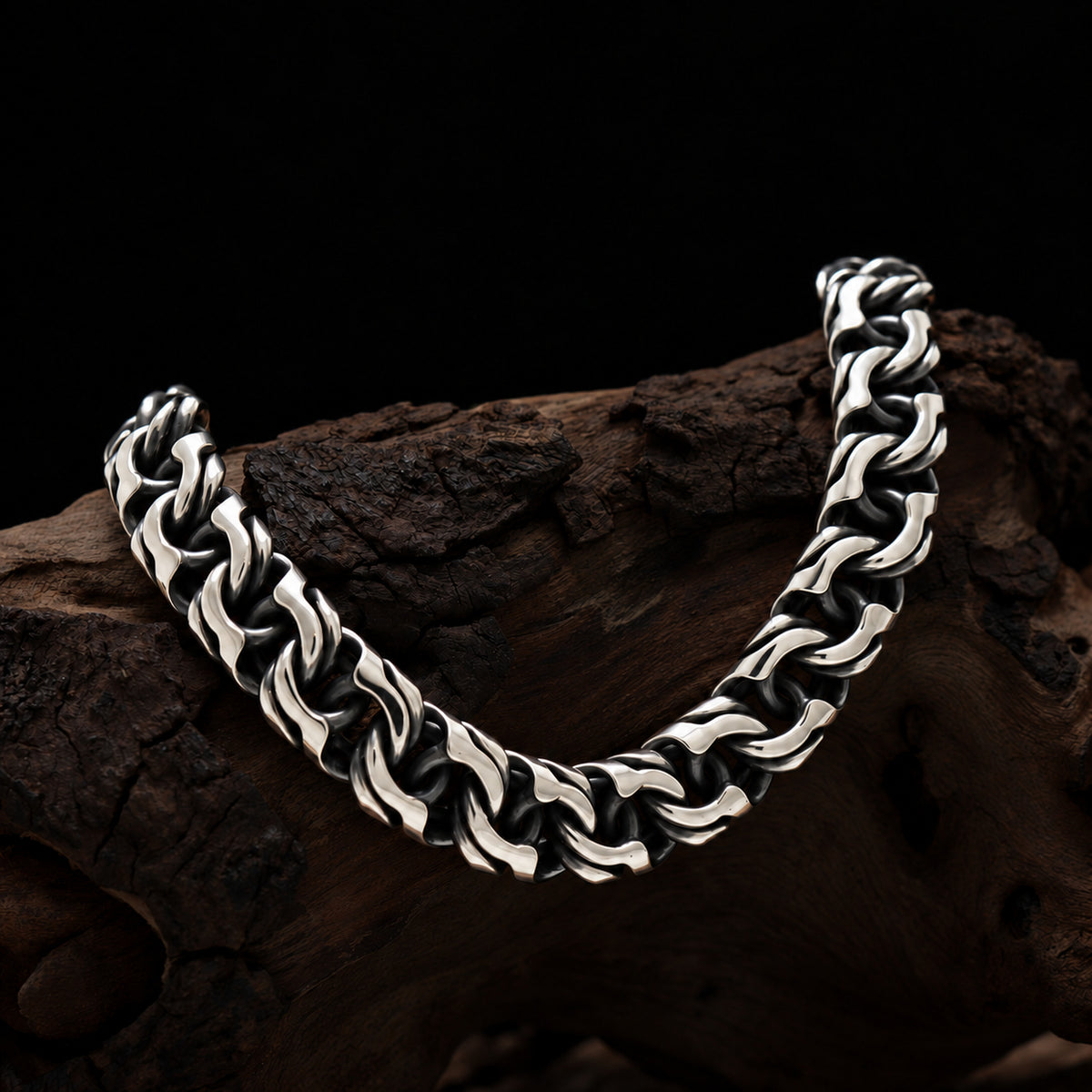 Crescent Halskette aus massivem 925 Sterling Silber auf dunklem Holz mit polierten Sichelgliedern