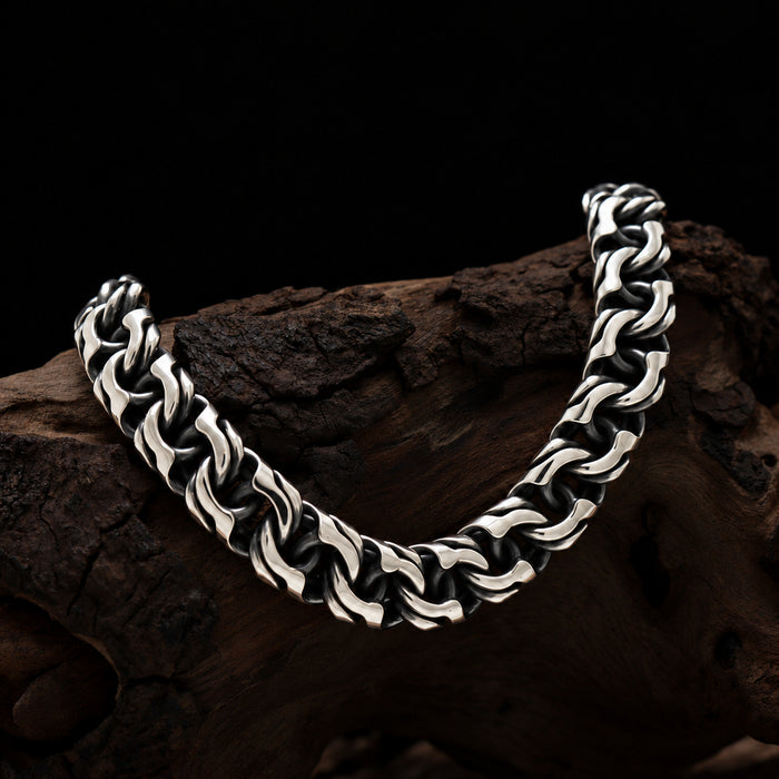 Crescent Halskette aus massivem 925 Sterling Silber auf dunklem Holz mit polierten Sichelgliedern