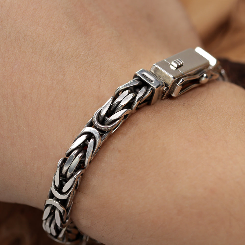 Macro shot highlighting detailed Byzantine links of the Imperio chain silver bracelet.