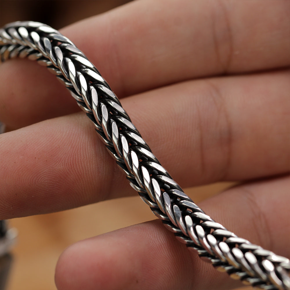 Primer plano del trenzado Foxtail Requiem en plata de ley 925.