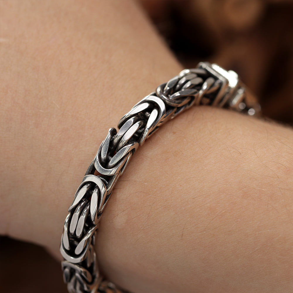 Close-up of the clasp on a men’s Byzantine bracelet featuring the Imperio chain design.