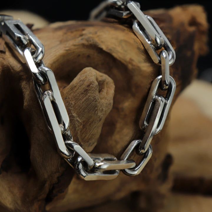 Atlas Halskette aus Sterlingsilber 925 getragen - moderner handgefertigter Damenschmuck
