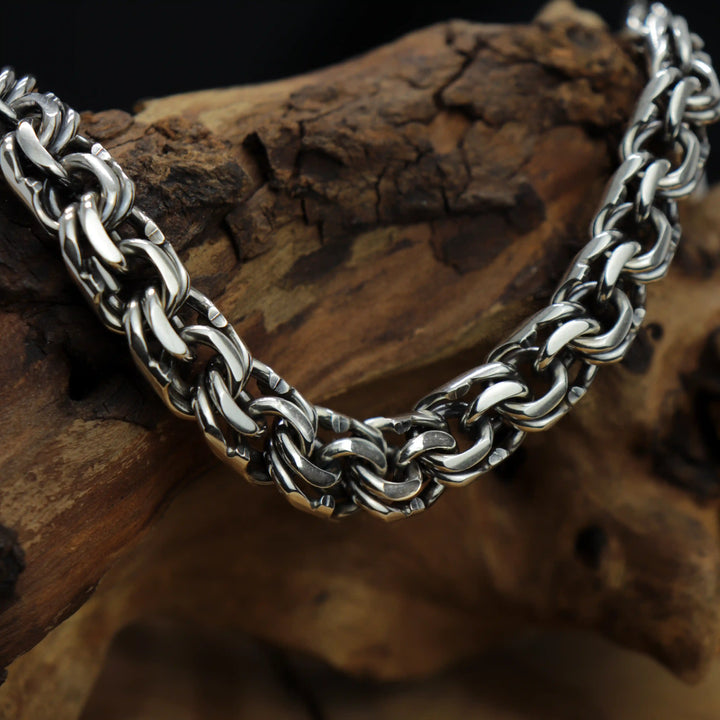 Bismarck Halskette aus Sterlingsilber 925 getragen - moderner handgefertigter Schmuck
