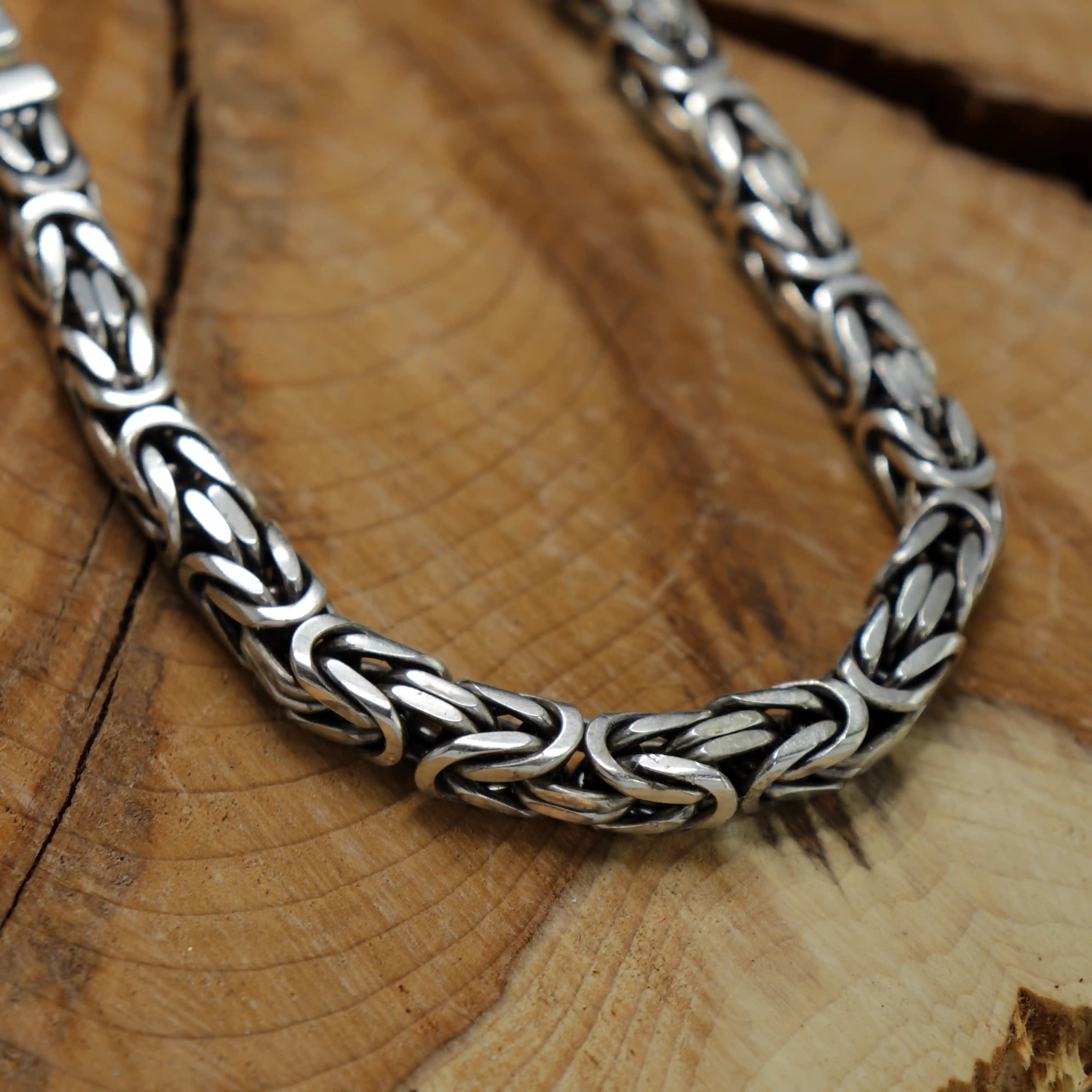 Byzantine Halskette aus Sterlingsilber 925 Nahaufnahme - hochwertiger handgefertigter Schmuck
