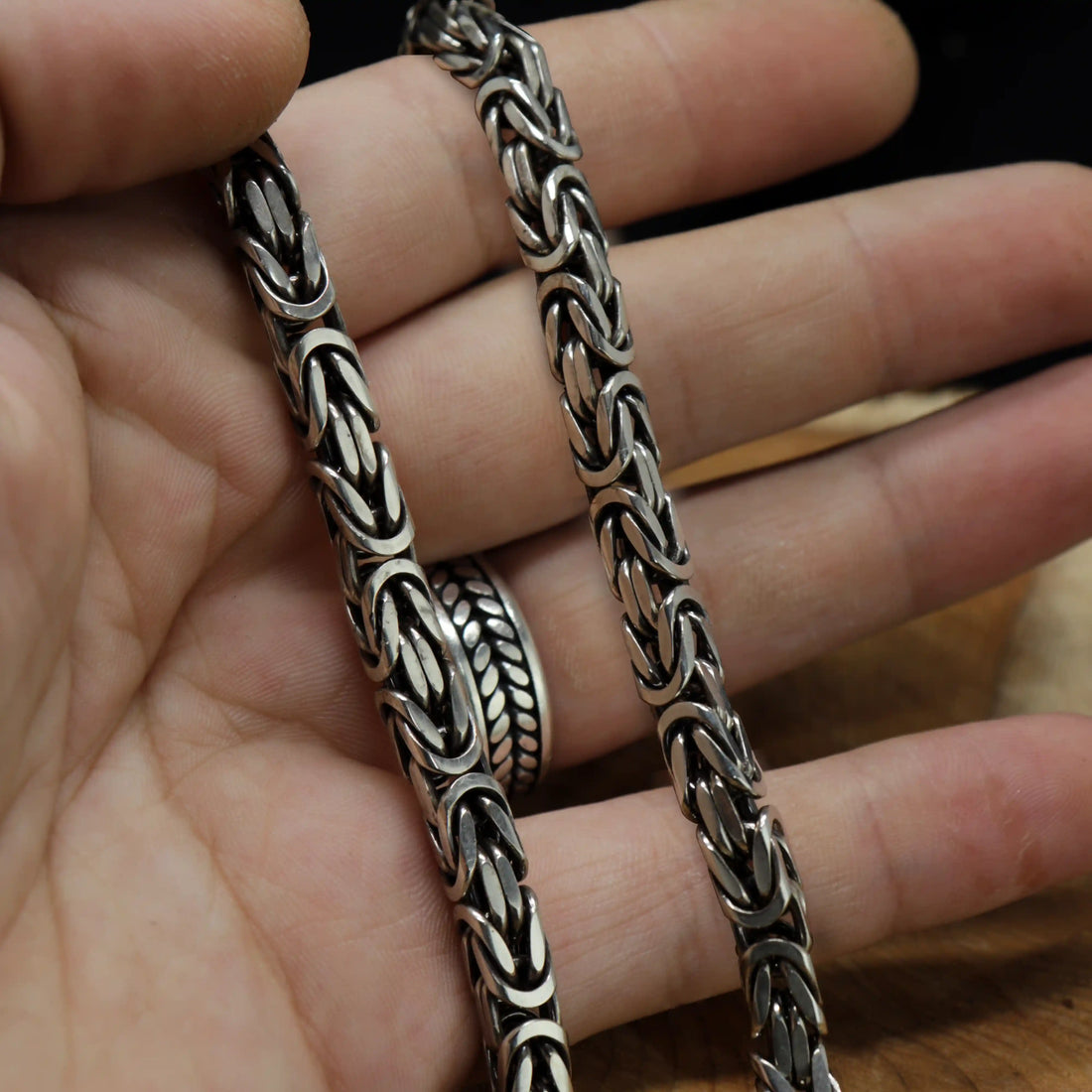 Byzantine Halskette aus Sterlingsilber 925 getragen - moderner handgefertigter Schmuck für Starke Persönlichkeiten
